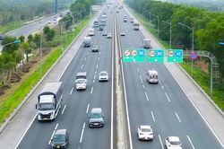 CSGT lái mẫu, hướng dẫn cách đi tại làn vượt xe trên 2 tuyến cao tốc từ chiều 21/8
