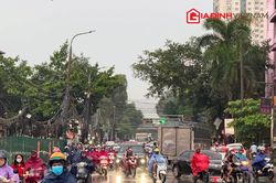 Mưa lớn kéo dài, nhiều tuyến đường ùn tắc, người dân chật vật di chuyển