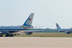Frank Kendall và dấu hỏi quanh vụ lộ thông tin Air Force One