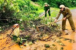 Đi trước một bước giữa những cung đường mưa lũ
