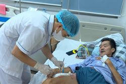 Nguy cơ tàn phế do tự dùng thuốc, đắp lá chữa bệnh