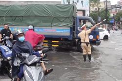 Hà Nội phân luồng giao thông khi mưa lớn gây ngập