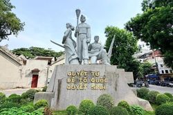 V&igrave; sao H&agrave; Nội di chuyển tượng đ&agrave;i 