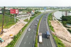 CSGT hướng dẫn t&agrave;i xế l&agrave;n vượt xe tr&ecirc;n cao tốc