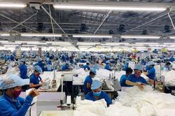 Dệt may Việt Nam giữ đà tăng xuất khẩu, nhưng áp lực thị trường gia tăng