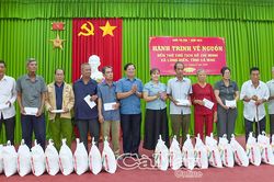 Khối thi đua 7 trao hơn 2 tỷ đồng quà tặng dịp về nguồn