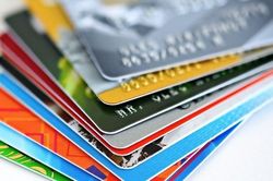 4 loại thẻ có thể sử dụng khi đi nước ngoài, khác nhau thế nào?