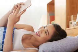 Vừa thức dậy đã cầm điện thoại, nhiều người không biết cơ thể đang chịu những tác động này