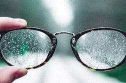 Kính mắt hay bị mờ khi trời mưa, đây là cách xử lý đơn giản mà nhiều người bỏ qua