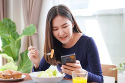 3 thói quen dùng điện thoại cần bỏ để bảo vệ sức khỏe