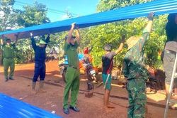 Lực lượng C&ocirc;ng an hỗ trợ người d&acirc;n khắc phục hậu quả lốc xo&aacute;y