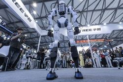Robot Trung Quốc nhảy cao 2 mét, chạy nhanh hơn Usain Bolt