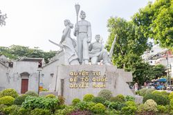 Tượng đài 'Quyết tử để Tổ quốc quyết sinh' bên Hồ Gươm được xây dựng năm nào?