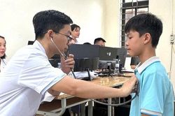 Hàng nghìn học sinh xã Ứng Thiên được khám sức khỏe và tích hợp dữ liệu điện tử