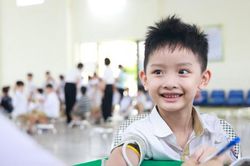 Tập trung đội ngũ y bác sĩ chuyên môn cao khám sức khỏe miễn phí cho học sinh