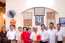 Phường Ph&uacute; Thượng d&acirc;ng hương, tưởng nhớ Chủ tịch Hồ Ch&iacute; Minh