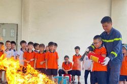 Hơn 250 học sinh tiểu học trải nghiệm kỹ năng chữa cháy, thoát nạn