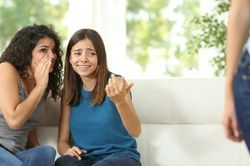 Người khôn ngoan: 2 việc không quản, 3 chuyện không nói, 4 kiểu giúp đỡ nên biết từ chối