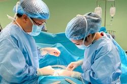 Mổ trong suốt 9 giờ, cứu khớp háng cho bé trai bị bệnh lý chất trắng