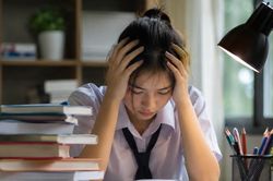 Căng thẳng do học tập, học sinh nên làm gì để vượt qua và khi nào cần tìm kiếm sự giúp đỡ?