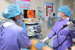 Nuốt viên thuốc còn nguyên vỏ, bệnh nhân phải phẫu thuật nội soi gắp dị vật