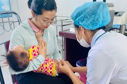 Bộ Y tế: Các tỉnh, thành tăng tốc tiêm vắc xin trong tiêm chủng mở rộng