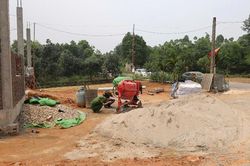 Khởi tố bị can trong vụ án thợ xây đi chân đất bị điện giật tử vong
