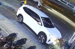 Thót tim cảnh ô tô 7 chỗ lao lên vỉa hè, húc loạt xe máy