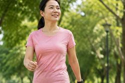 Sau tuổi 40, mỗi ngày cần đi bộ bao lâu để hạn chế tích mỡ bụng?