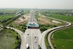 Cảnh s&aacute;t giao th&ocirc;ng l&aacute;i mẫu, chỉ c&aacute;ch 'chuyển l&agrave;n, vượt xe' tr&ecirc;n cao tốc