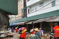 Chợ đầu mối Lạng Sơn ngập sâu do mưa lớn