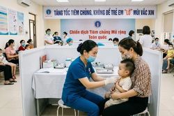 Tăng tốc tiêm chủng, không để trẻ em 'lỡ' mũi vắc xin