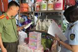Liên tiếp phát hiện, xử phạt các cơ sở kinh doanh hàng nhập lậu tại Hà Nội
