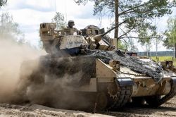 Mỹ săn tìm phụ tùng hiếm cho thiết giáp Bradley của Ukraine