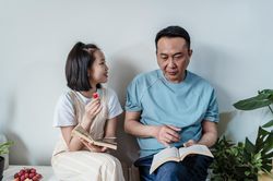 7 c&acirc;u hỏi cần đặt ra khi đọc s&aacute;ch c&ugrave;ng con