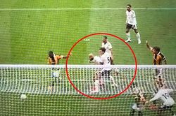 Maguire và Mazraoui kèm nhau khiến CĐV MU nổi giận