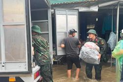 Kịp thời hỗ trợ tiểu thương chợ Giếng Vuông sơ tán hàng hóa