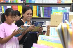 [Video] Bảo đảm đủ sách giáo khoa trước ngày khai giảng năm học mới