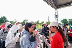 [Ảnh] Đội nắng xếp hàng, người trẻ chờ vé 'Tổ quốc trong tim'