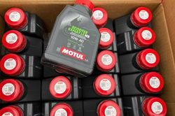 Hải quan chủ trì phát hiện 16.000 hộp dầu nhớt giả nhãn hiệu MOTUL