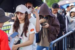 [Video] Hàng nghìn khán giả trẻ tiếp tục nhận vé chương trình 'Tổ quốc trong tim 2026' đợt 2