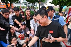[Ảnh] Nghệ sĩ 'Tổ quốc trong tim' khuấy động phố Nguyễn Huệ trước giờ G