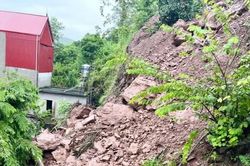 Bắc Ninh: Nhiều tuyến đường bị sạt lở, di dời khẩn cấp 2 hộ d&acirc;n