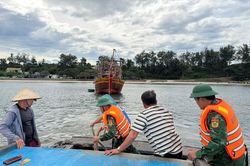 Bộ đội Bi&ecirc;n ph&ograve;ng hỗ trợ cứu k&eacute;o t&agrave;u c&aacute; mắc cạn