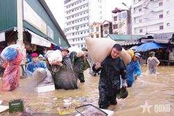 Lực lượng vũ trang tỉnh Lạng Sơn gi&uacute;p d&acirc;n trong mưa lũ