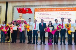 Trao tặng Huy hiệu Đảng cho 115 đảng vi&ecirc;n