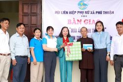 Xã Phú Thuận bàn giao nhà cho hộ khó khăn