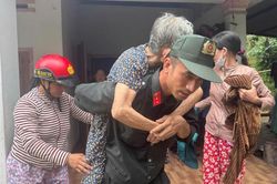 T&igrave;m đưa cụ b&agrave; lạc trong rừng về nh&agrave; an to&agrave;n