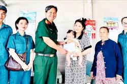 'Người mẹ đỡ đầu' mang màu áo lính