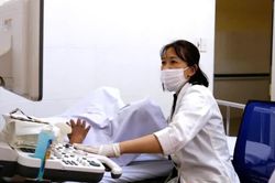 Phụ nữ độc thân sinh con bằng thụ tinh trong ống nghiệm: Đảm bảo quyền lợi cho mẹ và trẻ